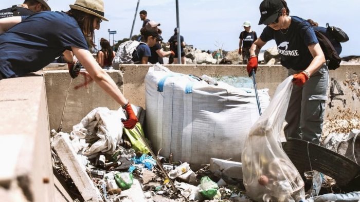 ambiente tolleranza zero per chi getta rifiuti dall auto