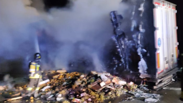camion con un carico di pesche e uva prende fuoco paura in autostrada