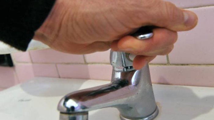 rischio rincari ma l acqua non c e in irpinia scene da terzo mondo