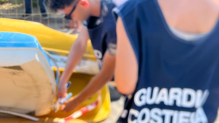 vietri sul mare blitz della capitaneria sequestrati ombrelloni e sdraio