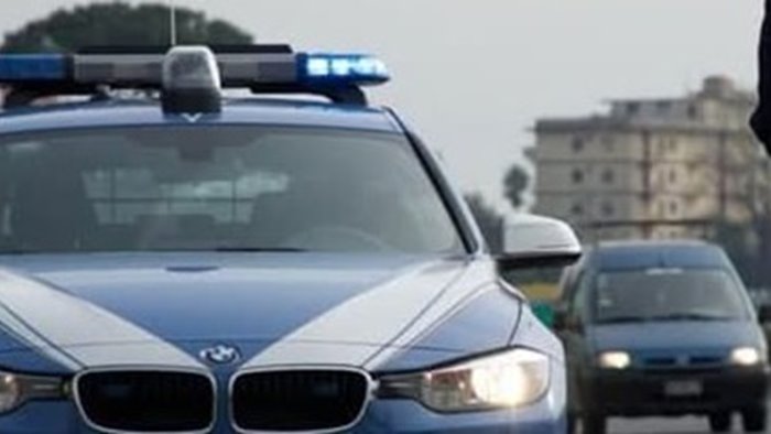 percorre la tangenziale contromano la polizia evita il peggio