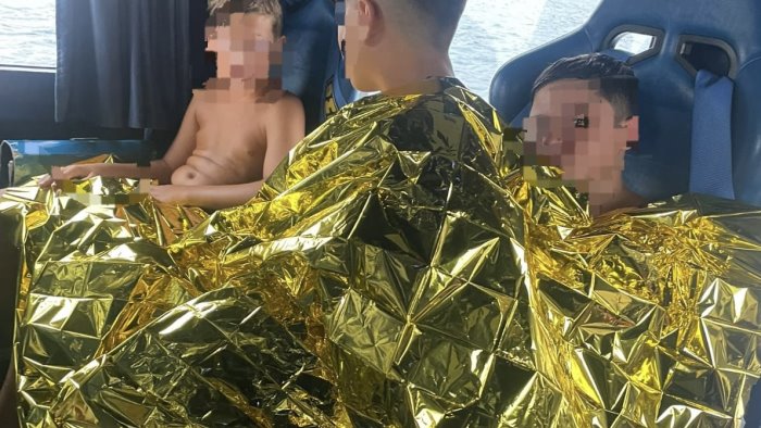 vietri trascinati a largo dalla corrente tre bambini salvati in mare