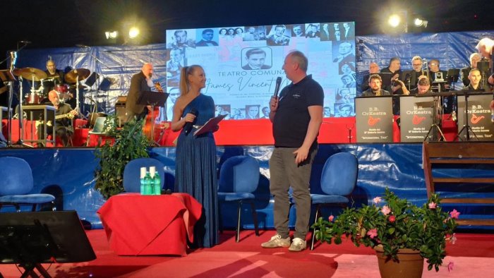 foiano intitola il teatro comunale a james monaco in una serata emozionante