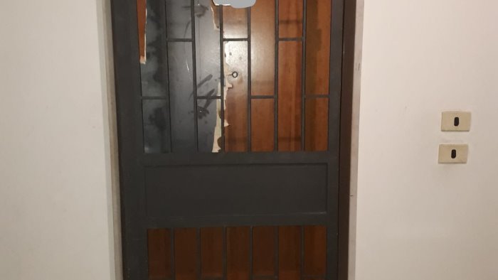 tentano di occupare alloggio comunale bloccati dalla municipale