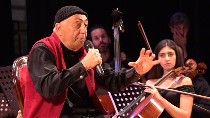 peppe barra ospite d onore di tammurriata rave la notte delle tammorre