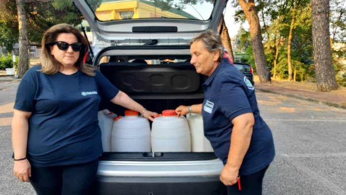 chiusura dei serbatoi volontari distribuiscono acqua a chi e in difficolta