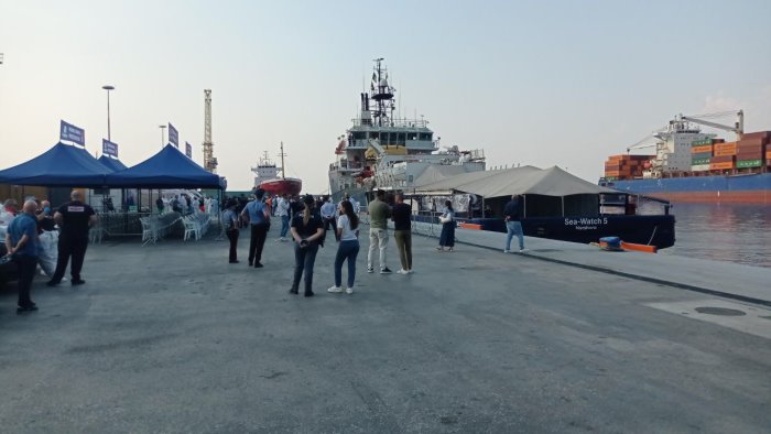 salerno ha accolto i 71 migranti della sea watch a bordo casi di vaiolo