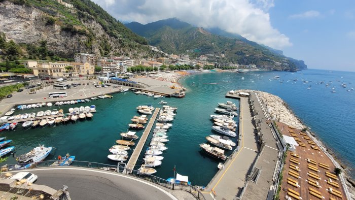 barche ormeggiate abusivamente al porto di maiori scatta il blitz