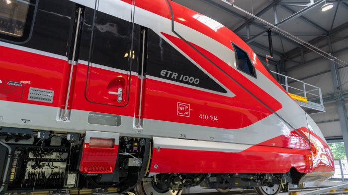 quasi pronto il frecciarossa di ultima generazione e stato realizzato a napoli