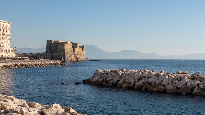 ferragosto a napoli colazioni all alba tramonti sul golfo e concerti in centro