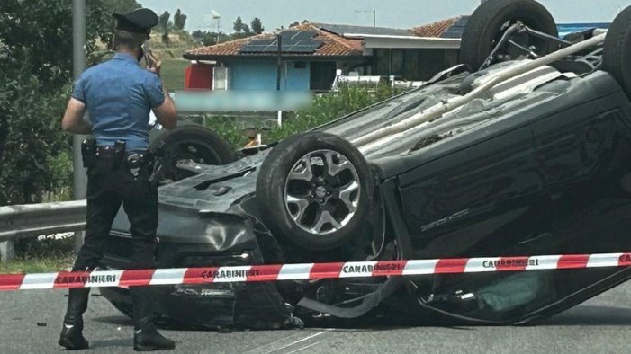 incidente a mirabella auto si ribalta due feriti trasportati in ospedale