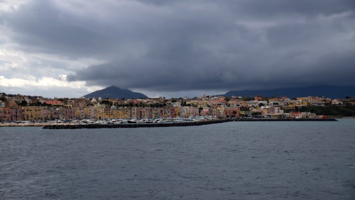 ferragosto con i temporali in campania allerta gialla