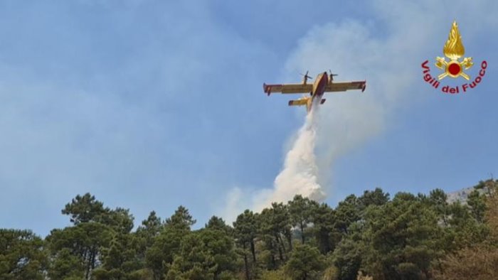 non andate in escursione sul vesuvio nei sentieri colpiti dall incendio