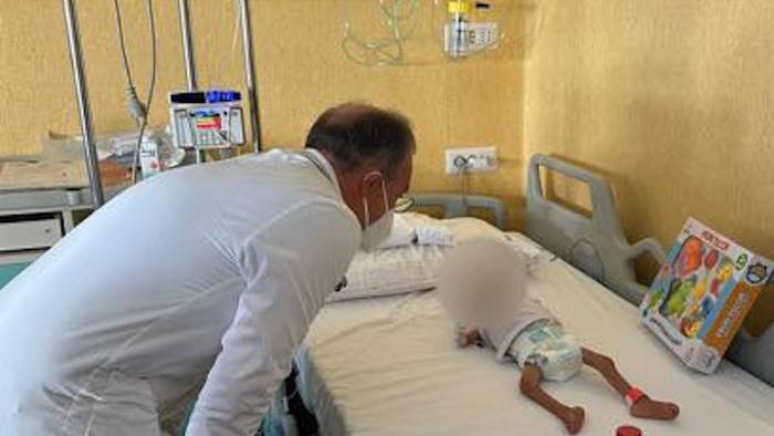 nel nostro ospedale 2 bimbi di gaza nei loro occhi stanchezza e dolore