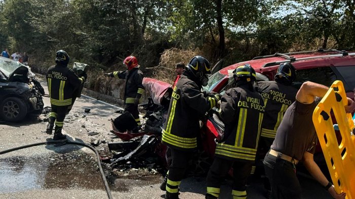 casale maccabei scontro tra due auto giovane muore grave una donna