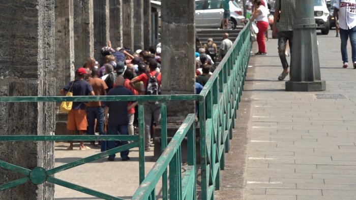 napoli la lunga fila alla mensa dei poveri per il pranzo di ferragosto