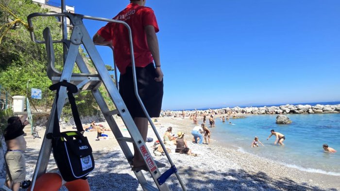capri baywatch salvano un ragazzo di 13 anni la gratitudine del sindaco
