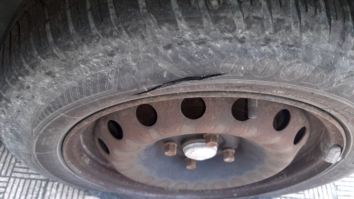 mi hanno prima graffiato cofano a parafango e poi forato due ruote