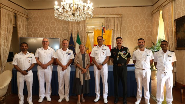 napoli delegazione della marina indiana ricevuta in comune
