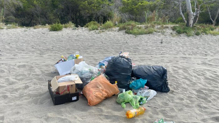 scempio sulla spiaggia del mingardo rifiuti abbandonati sul litorale