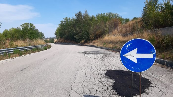 ariano dissestata in piu punti e ad alto rischio la strada provinciale 236