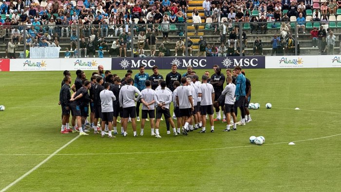 napoli tre giorni di riposo dopo il ritiro sabato l esordio col sassuolo
