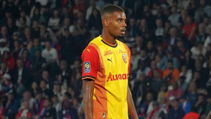 il napoli prova a stringere per il centrocampista diouf del lens