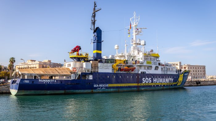 sos humanity soccorre 130 migranti dalla libia assegnato porto di napoli