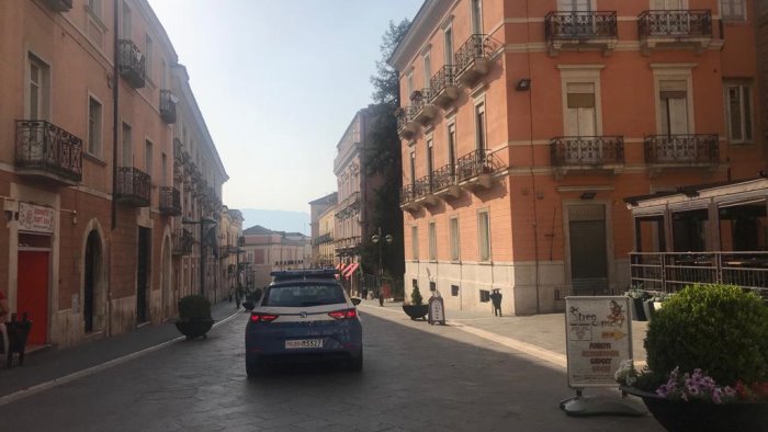 si scaglia contro i poliziotti che lo fermano il 21enne egiziano lascia carcere