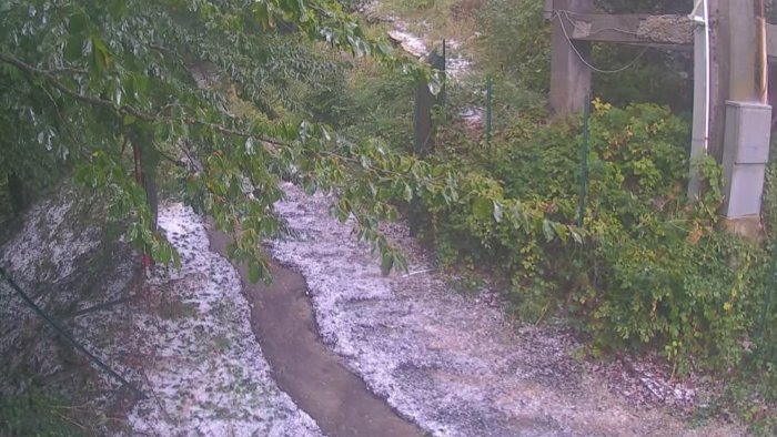 grandinata record a montevergine calo termico e scariche elettriche in vetta