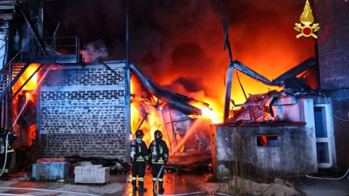 spaventoso incendio a teano in fiamme 40mila metri quadri di rifiuti
