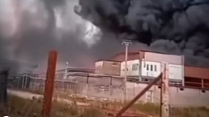 rogo in un azienda di rifiuti ancora in corso operazioni spegnimento