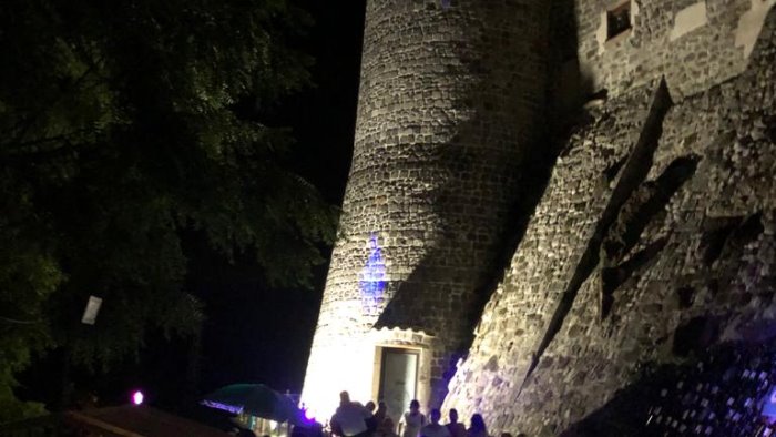 castelvenere celebra il vino e la sua festa con un etichetta ad hoc