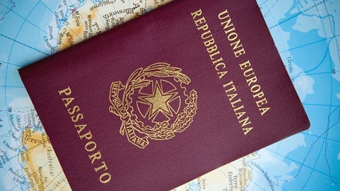 l hotel getta i passaporti nella spazzatura 47 turisti bloccati all estero