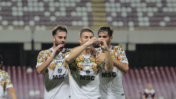 c italia esordio amaro per la salernitana festa sorrento dagli undici metri