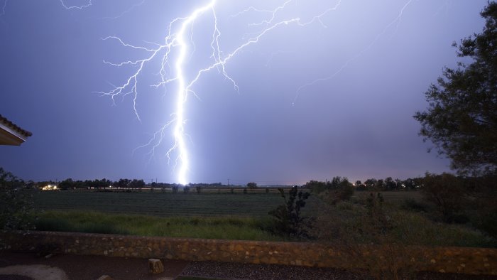 tragedia in salento fulmine colpisce turista in moto muore 42enne