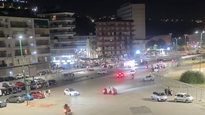 scorribande di auto e moto davanti allo stadio maradona i residenti insorgono