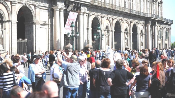 campania turismo in chiaroscuro flessione a napoli