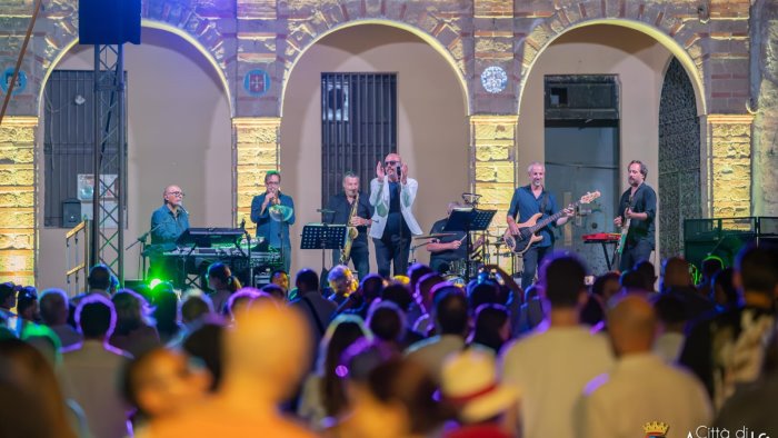 ad amalfi gemelli di guidonia omaggio a roberto de simone