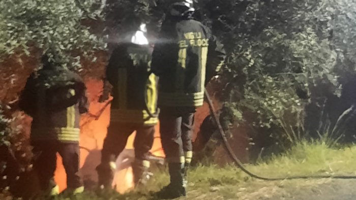 auto fuori strada contro un olivo prende fuoco 18enne salvo per miracolo foto