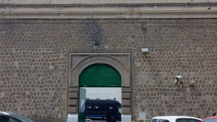 due detenuti evadono dal carcere di poggioreale uno fermato all alba