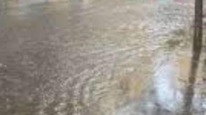 nubifragio a salerno pessolano pochi minuti di pioggia e la citta in tilt