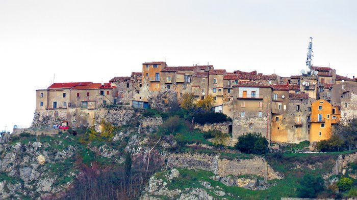 assegnato il premio civico caggiano nel cuore 2025 a don adesso