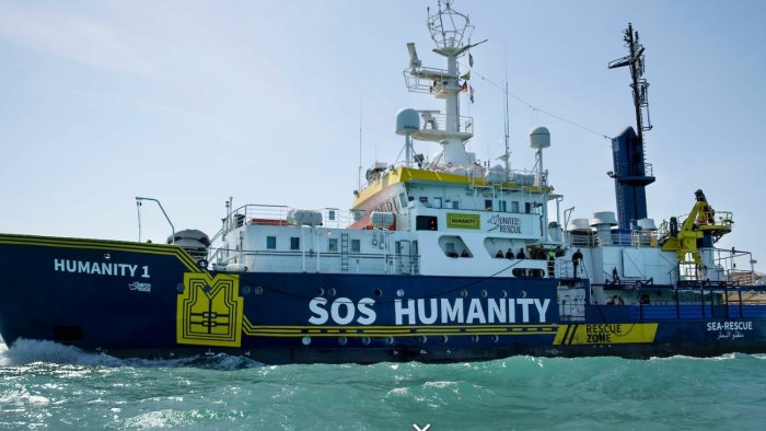 attraccata al porto di napoli la nave humanity con a bordo 134 migranti