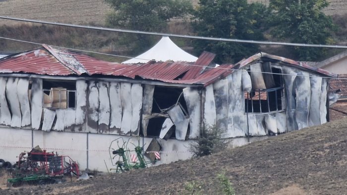 capannone in fiamme fumo e paura a conza della campania