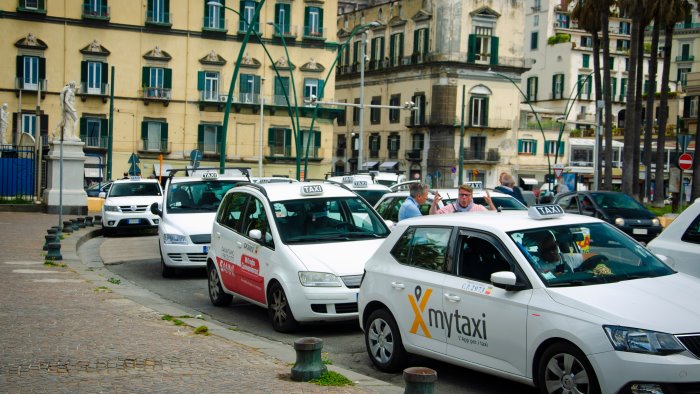 napoli la rivolta dei tassisti il comune non ci ascolta ora basta