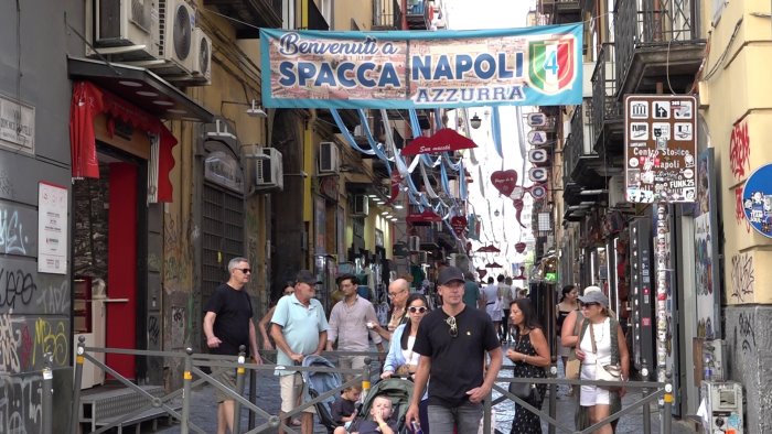 napoli la citta che incanta tra arte folklore e cibo