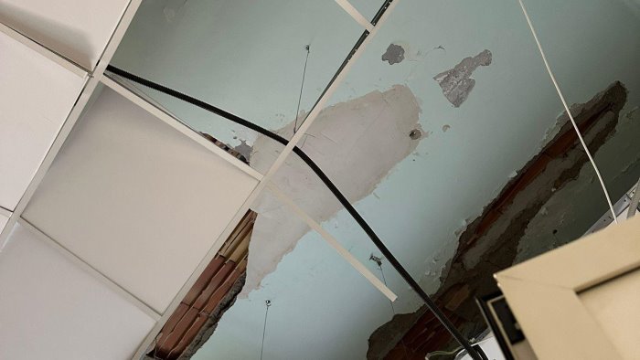 paura a torre annunziata crolla il controsoffitto della postazione 118