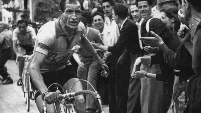 ariano una piazza intitolata al grande ciclista italiano gino bartali