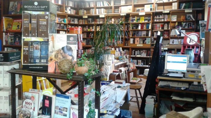 ariano l unica libreria della citta si appresta a chiudere parte la petizione